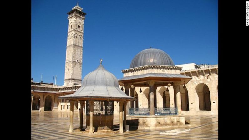 La gran mezquita de Aleppo, Siria — Es un patrimonio mundial construido en el año 715 por la dinastía de Umayyad, situándola entre las mezquitas más viejas del mundo. La estructura épica evolucionó con el paso del tiempo y añadió su famoso minarete a finales del siglo XI. Fue reducido a escombros durante la guerra civil de Siria, en 2013, junto con graves daños a las paredes y el patio, que los historiadores han descrito como el peor daño que jamás se le haya hecho a la herencia siria.