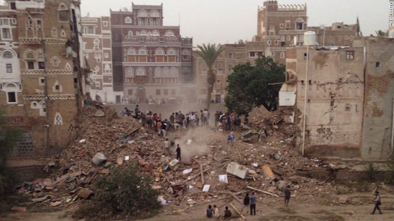 Ciudad vieja de Sana, Yemen — La ciudad de Sana, capital de Yemen, ha sido testigo de varias explosiones suicidas por las que ISIS se ha responsabilizado, y ataques aéreos de la coalición liderada por Arabia Saudita, aunque no está claro quién es el responsable del más reciente daño. Estos hechos han afectado tanto la ciudad vieja —inscrita en la lista de Patrimonios de la Humanidad de la Unesco desde 1986— como el sitio arqueológico de la ciudad amurallada preislámica de Baraqish, causando "daño severo", según la propia Unesco.