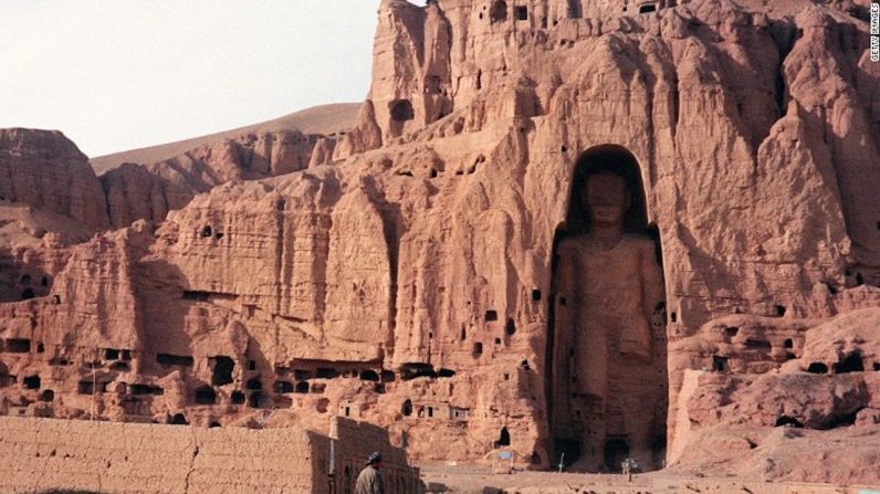 Los budas de Bamiyan, Afganistán — Es el legado más espectacular del budismo en este país devastado por la guerra. Estos budas, que estaban entre los más altos del mundo —el más grande tenía 53 metros de altura y el otro, 35—, habían sobrevivido más de 1.500 años desde que fueron construidos con piedra arenisca. El talibán consideró que los monumentos eran idólatras y los destruyó con dinamita.