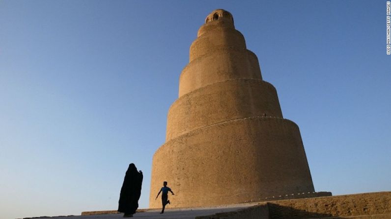 Gran mezquita de Samarra — Alguna vez esta mezquita fue una de las más grandes del mundo. Fue construida en el siglo IX en el río Tigris, al norte de Bagdad. La mezquita es famosa por la Torre Malwiya, un minarete de 52 metros de altura con rampas en espiral para que los fieles puedan subir. El lugar fue bombardeado en 2005, en un ataque insurgente contra una posición de la OTAN, por lo que quedó destruida la parte superior del minarete y sus muros subyacentes.