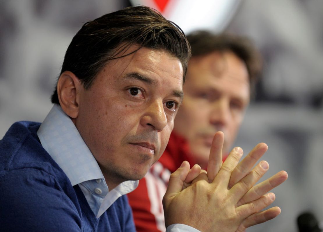 El técnico de River Plate, Marcelo Gallardo, habla durante una rueda de prensa junto al médico del equipo, Pedro Hansing, en Buenos Aires.