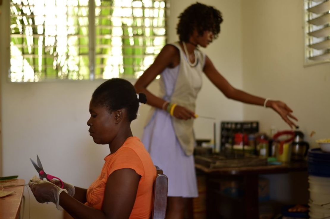 Magoina (izquierda) y Daniella reacondicionando los jabones en la sede de Anacaona en Puerto Príncipe.