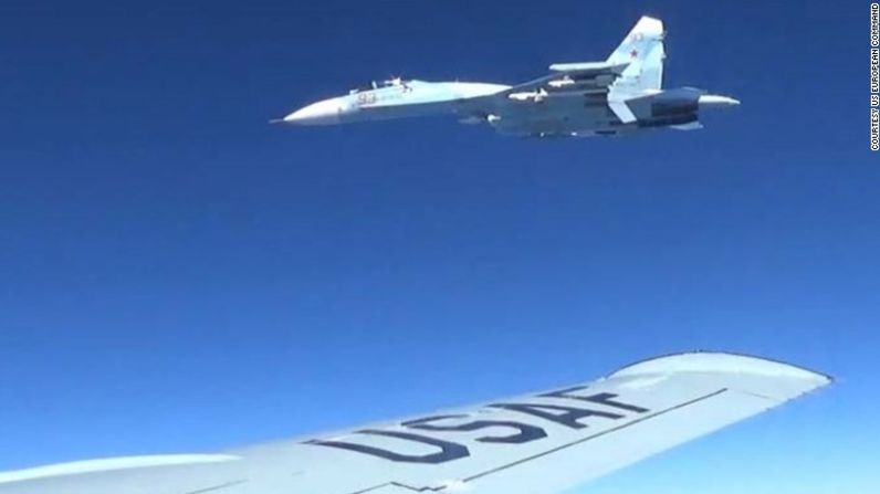 El avión ruso estaba armado y volaba "erráticamente", agregó el funcionario, señalando que las maniobras fueron consideradas inseguras debido en parte a la proximidad del avión.