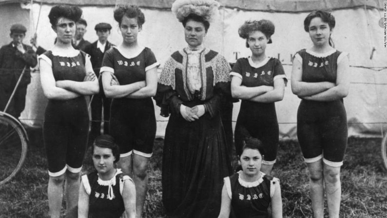 Cuando la natación llegó como deporte a los Juegos Olímpicos modernos, los trajes de baño se redujeron para garantizar una mayor movilidad. Estas mujeres compitieron en la gala de natación del RSC en 1906.