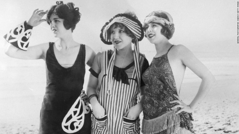 Hollywood contribuyó a embellecer los vestidos de baño desde 1925, con las películas de "Sennett Bathing Beauties" hechas por los Estudios Keystone. Los vestidos que allí aparecían fueron considerados provocativos.