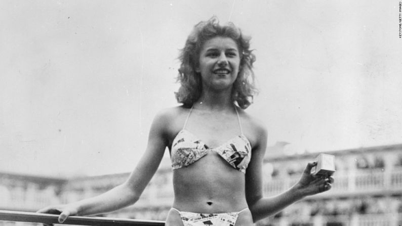 El diseñador francés Louis Reard creó el "bikini" en 1946. Aunque otras versiones de vestidos de baño de dos piezas aparecieron previamente, este causó un chapoteo real. Reard no pudo encontrar una modelo de moda que usara el traje, por lo que tuvo que contratar a esta bailarina nudista del Casino de París.