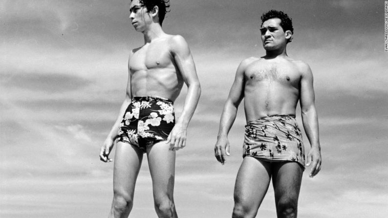 Nadadores en Acapulco, México, muestran sus bañadores con motivos hawaianos en 1950.