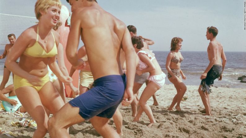 Bikinis amarillos con puntos blancos, muy pequeños, y shorts de baño reinaron en el estilo californiano de rock n’ roll de las fiestas a principios de 1960.