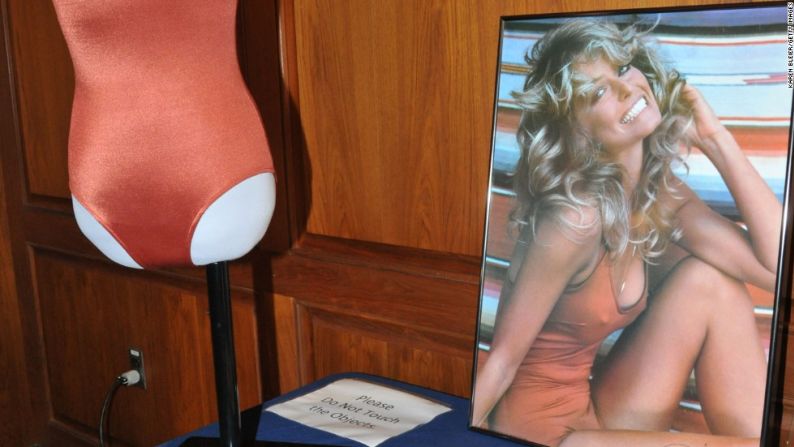 La actriz Farrah Fawcett era un ícono de los trajes de baño en los años 70. Un cartel que la retrataba con un simple bañador rojizo y una amplia sonrisa adornaba el dormitorio de muchos adolescentes.