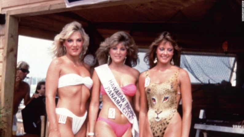 Los desfiles en bikini del concurso Hawaiian Tropic en los años 80 se caracterizaban por vestidos de baño de corte alto, extremadamente pequeños, que demostraban la cultura de adoración al sol y bronceado de la época. Marla Maples, quien aparece en el centro de la imagen, fue reina del Hawaiian Tropic, antes de convertirse en la señora de Donald Trump.