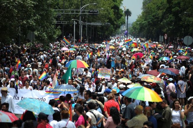 Unas 175.000 personas participaron el sábado en la 39 Marcha del Orgullo LGBTTTI en la Ciudad de México, dijeron las autoridades locales.