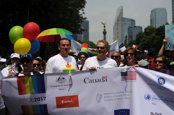 Los embajadores de Canadá, Pierre Alarie; de Gran Bretaña, Duncan Taylor, y de Estados Unidos, Roberta Jacobson, se sumaron a la manifestación. También hubo representantes de las embajadas de Finlandia, Suiza y Australia, entre otras.