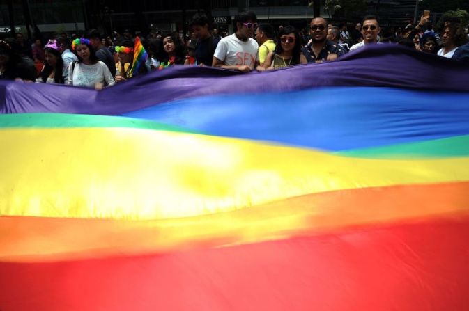 Además, el viernes fueron iluminados monumentos emblemáticos de la ciudad con los colores de la bandera de la diversidad sexual.