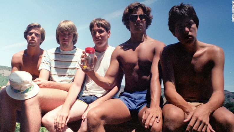 Cinco amigos de la escuela secundaria de Santa Barbara se han estado haciendo la misma foto con la misma pose en el mismo lugar cada lustro en los últimos 35 años. Esta es la primera foto y se tomó en 1982.