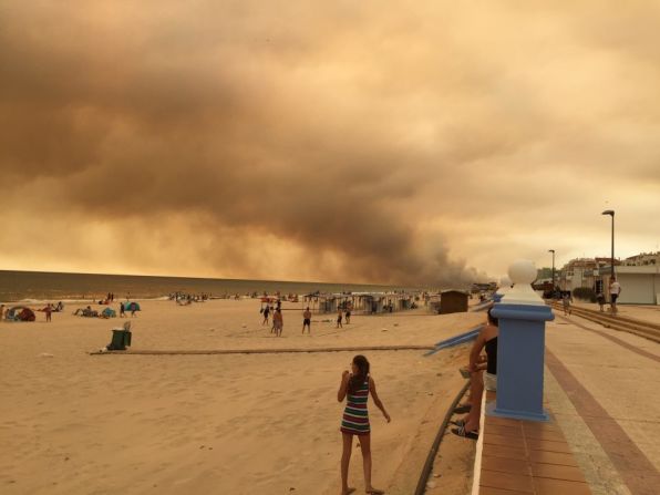 Un severo incendio forestal provocó la evacuación de más de 700 personas en la comunidad de Andalucía, en el sur de España, dijeron las autoridades. En la imagen, la localidad de Matalascañas, Huelva, cerca del siniestro.