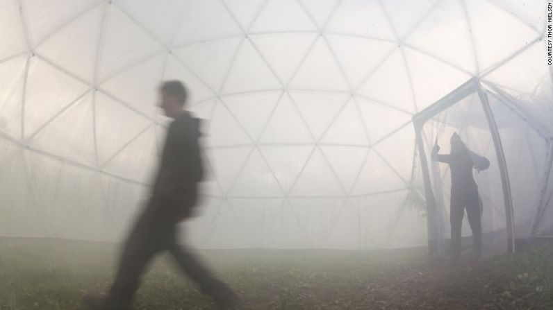 El artista británico Michael Pinsky recreó minuciosamente la calidad del aire, el olor y la temperatura de Nueva Delhi, Sao Paulo, Beijing, Londres y la isla noruega de Tautra en una serie de cúpulas conectadas llamadas 'Pollution Pods'. Mira la siguiente galería para conocer más sobre este proyecto artístico.