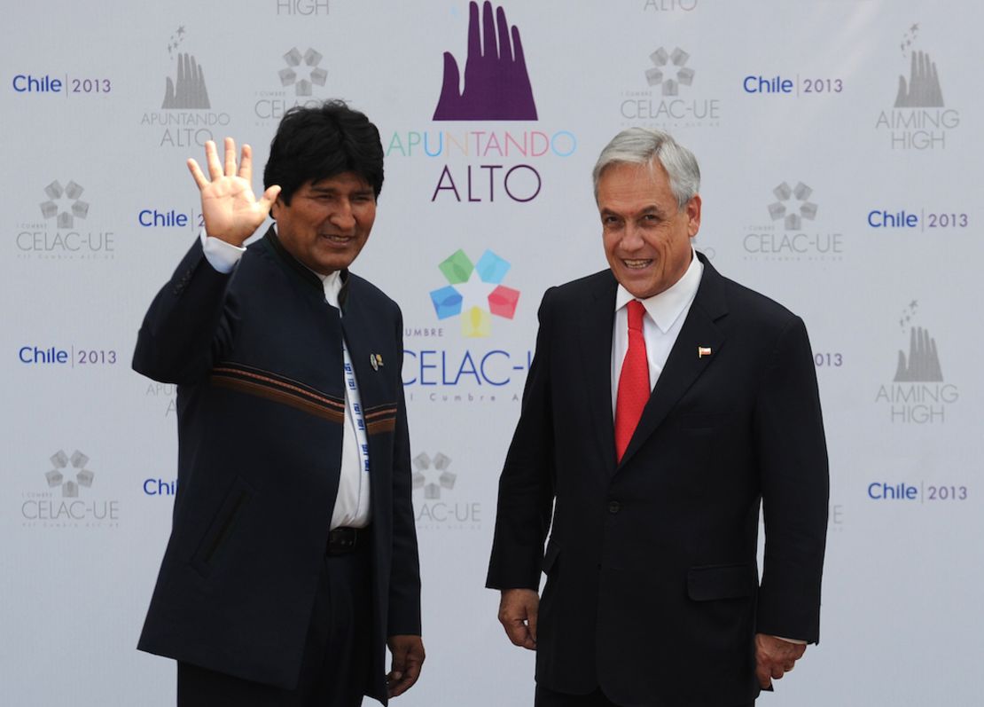 Imagen de archivo. El presidente de Bolivia, Evo Morales, es recibido por el presidente de Chile, Sebastián Piñera, en la Cumbre de la Celac y la Unión Europea que se realizó en Santiago de Chile el 26 de enero de 2013.