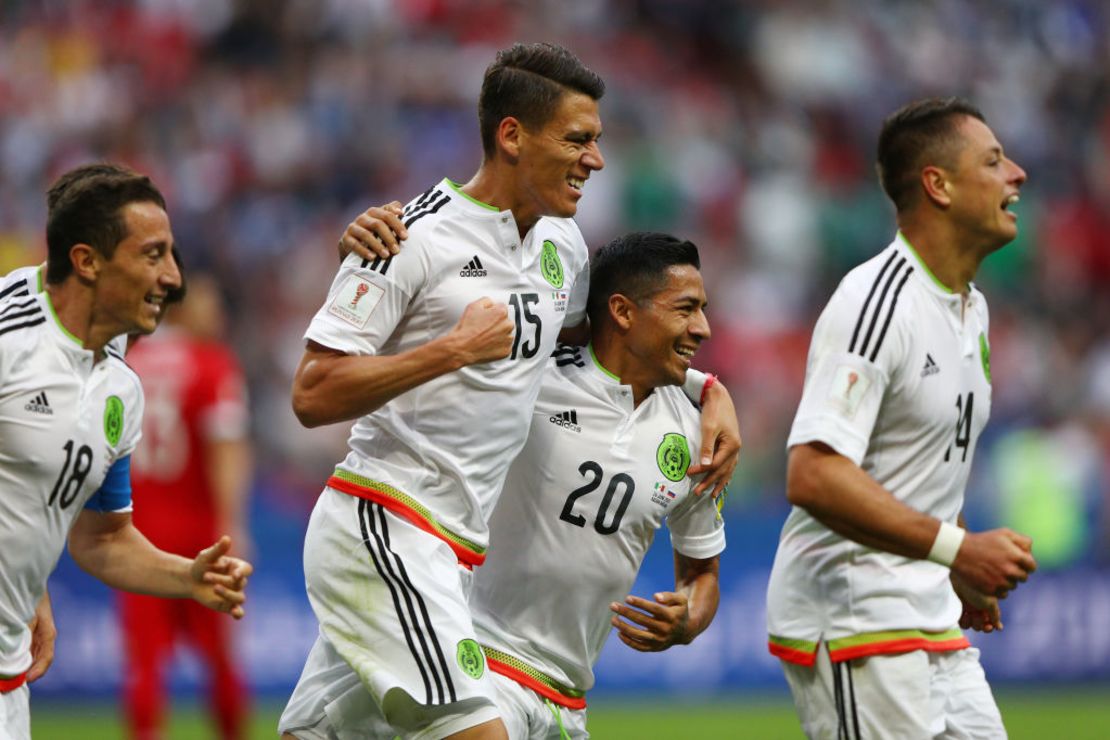 Héctor Moreno celebra con sus compañeros tras anotarle un gol a Rusia durante la fase de grupos de la Copa Confederaciones.