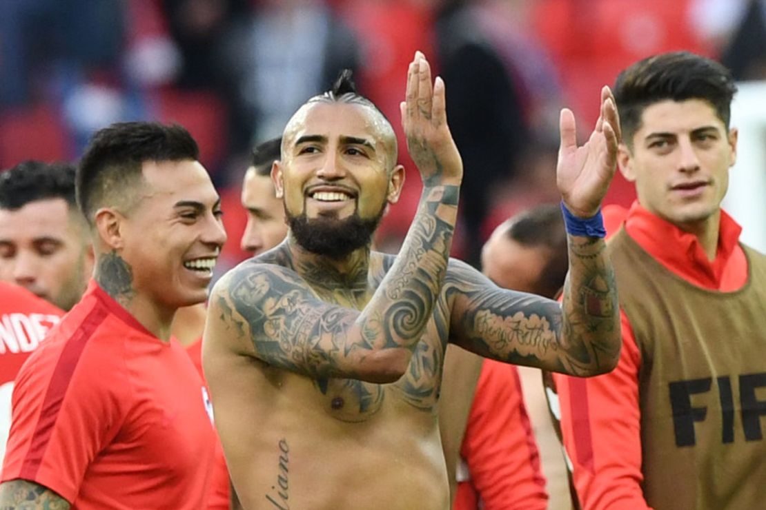 Arturo Vidal agradece a los hinchas tras el partido de la selección de Chile contra Australia.