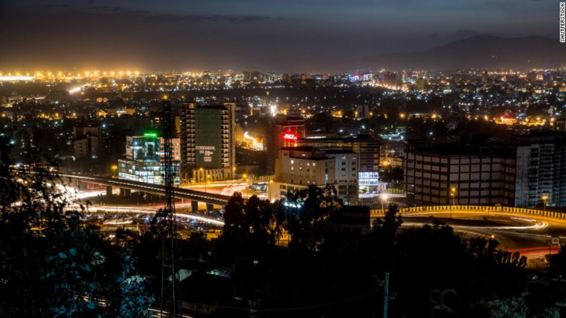 Vista aérea nocturna de Addis Abeba.