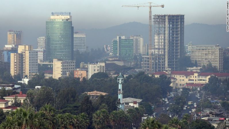 Addis Abeba (Etiopía). Addis Abeba está experimentando una explosión de la clase media y se jacta de una alta diversidad. Sin embargo, tuvo el peor PIB per cápita y la tasa de alfabetización de las ciudades evaluadas, mientras que la inversión extranjera está todavía en números mínimos.