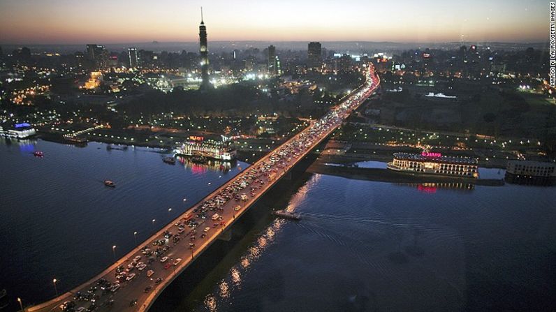 El Cairo (Egipto). Un informe del 2015 de PwC clasificó a veinte "Ciudades de Oportunidades" africanas, considerando una serie de factores, entre ellos infraestructura, capital humano, economía y sociedad y demografía. La capital egipcia encabezó la lista gracias a su gran escala, clase media e influencia internacional, aunque los analistas observaron la agitación política actual como un potencial escollo para los inversionistas.