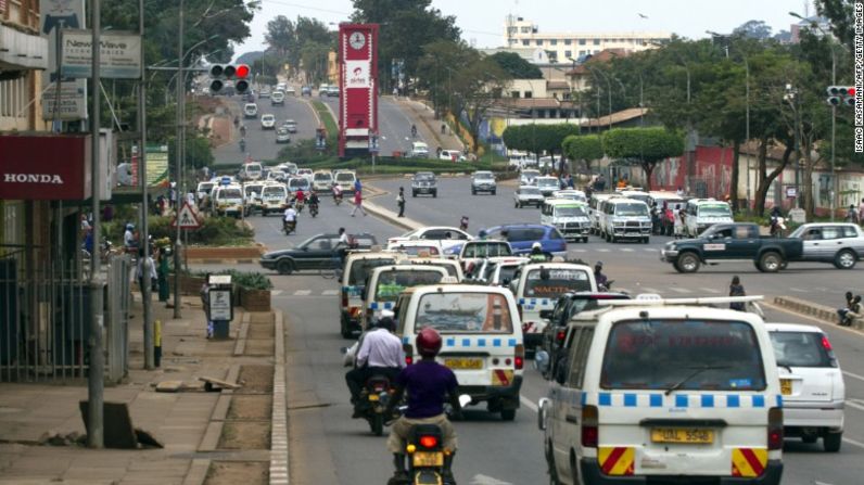 Kampala (Uganda). La entrada de Kampala en este top 10 se basa casi exclusivamente en un punto: sociedad y demografía. El PIB está creciendo a un ritmo constante y las tasas de alfabetización están cerca de la cima. La infraestructura limitada podría ser una barrera para el éxito futuro.