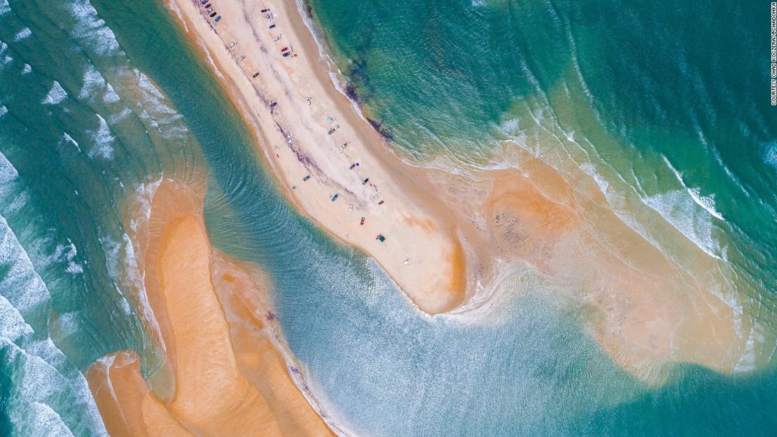 El fotógrafo Chad Koczera captó la nueva isla con su dron.