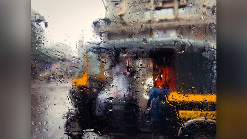 Un taxi en Mumbai | "Estaba sentado en el asiento de atrás de un taxi durante una fuerte lluvia. Las gotas crearon este espectacular filtro natural".