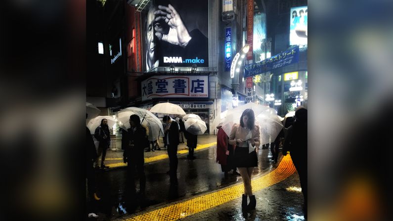 Las noches de Tokio | "¿Quién dice que no puedes tomar fotografías de noche con un iPhone? Esta es otra de mis fotografías galardonadas. Presté especial atención al encuadre para asegurarme que había un balance en la composición de la imagen".