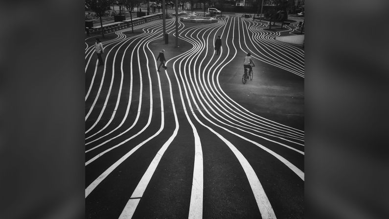 Dios mandará una señal | "Esta fotografía la usó Apple en una campaña publicitaria. La tomé en Copenhagen en un parque público. Es un ejemplo de paciencia y suerte. Esperé cerca de 15 minutos para capturar a gente caminando en el parque".