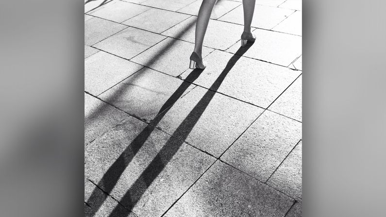 Besa el futuro | "Sombras a la luz de la luna en una calle de Londres. Esperé que esta mujer se fuese para tomar la fotografía. Quería hacer énfasis en el movimiento y que la sombra se reflejara en mi composición".