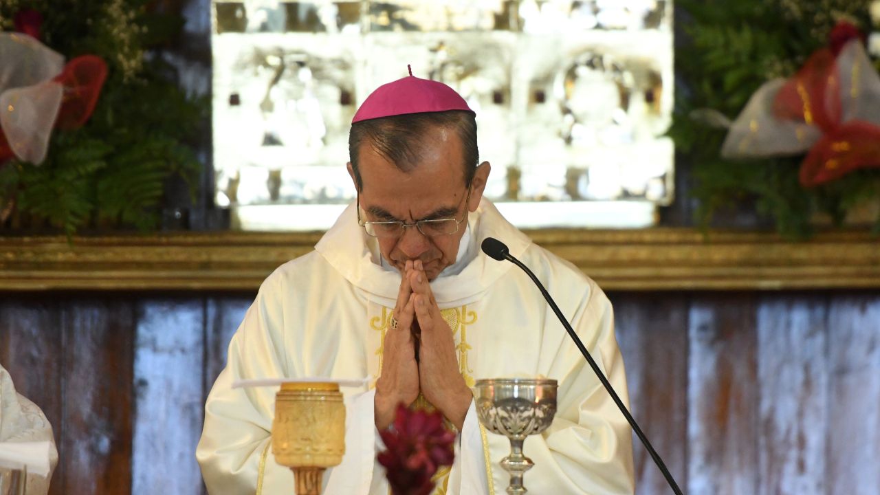 Monsignor Gregorio Rosa Chavez, auxiliary bishop of San Salvador offers a mass at the church of San Francisco in San Salvador, on June 24, 2017. 
Pope Francis announced on May 21, 2017 he will name five new cardinals from different countries -including Monsignor Rosa Chavez- who will be appointed next June 28 in the Vatican City.  / AFP PHOTO / Marvin RECINOS