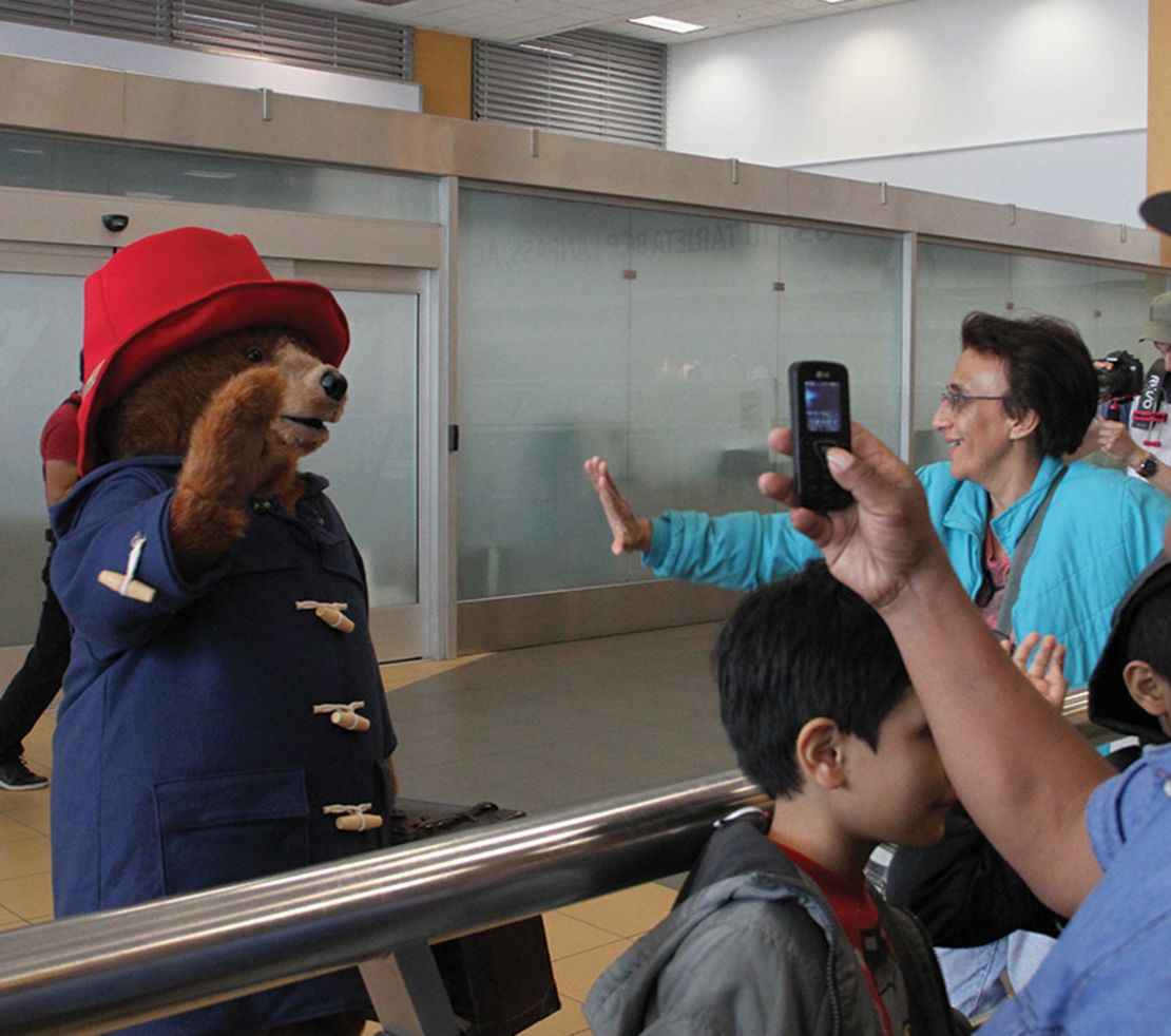 Paddington saludando a sus amigos peruanos.