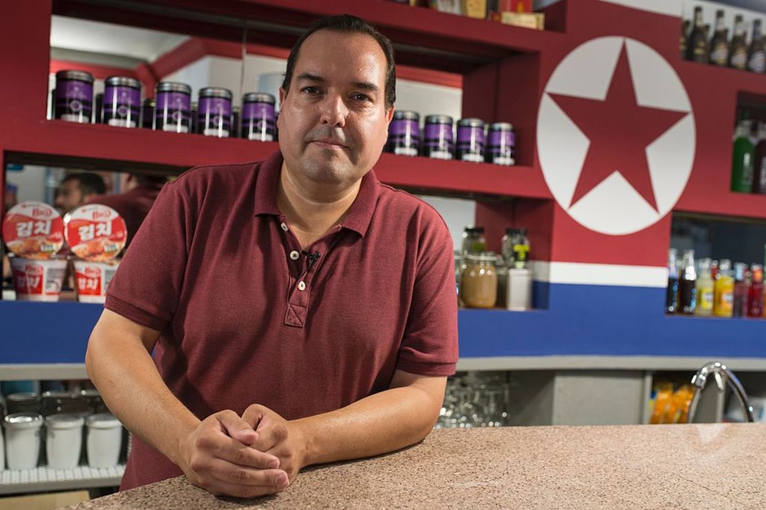 Alejandro Cao de Benós posa en su bar, el "Pyongyangcafe", en Tarragona.