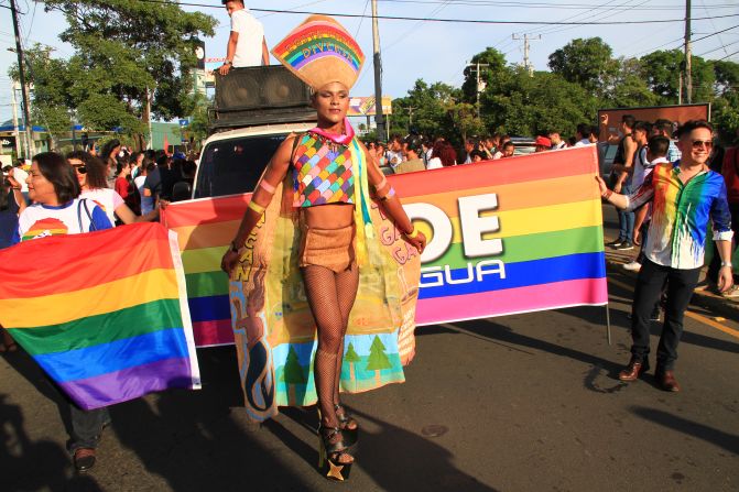 Cada 28 de junio la comunidad LGBTI conmemora en varias ciudades del mundo los disturbios de Stonewall, ocurridos en Nueva York ese día de 1969, en los que las autoridades detuvieron a decenas de participantes que públicamente pedían respeto.