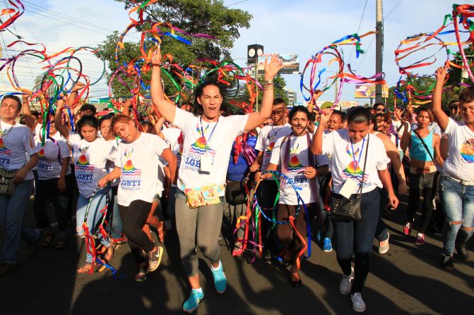 En la capital nicaragüense la celebración comenzó hacia las 4 de la tarde. Los participantes marcharon desde el Colegio Teresiano, en la carretera a Masaya, hacia el centro.