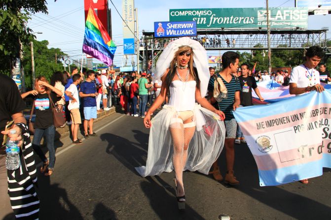 También pidieron que los maestros del país sean formados para enseñarles a los niños a aceptar la diversidad y ser tolerantes, en una lucha contra la homofobia y la transfobia.