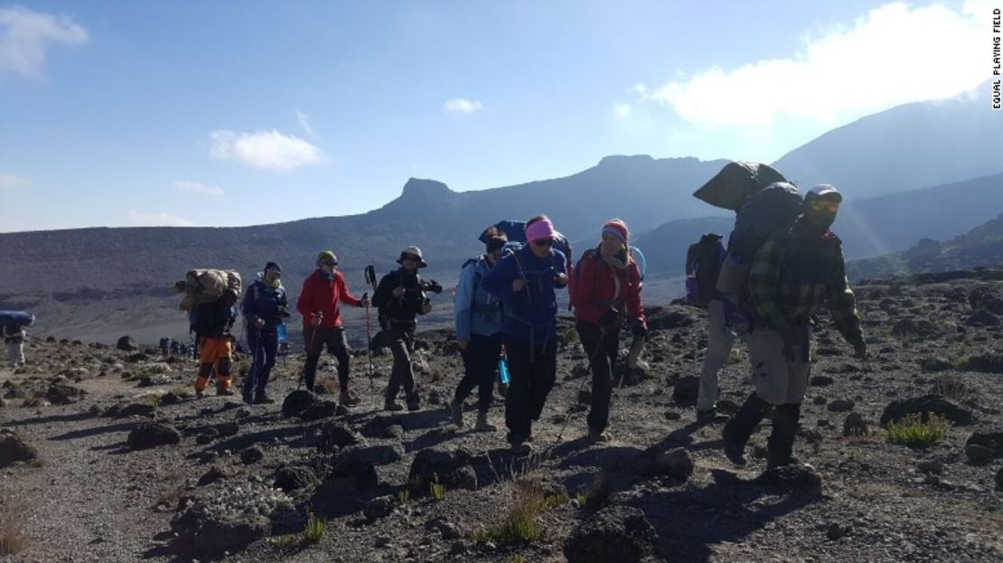 Las mujeres suben el monte Kilimanjaro para jugar su partido de fútbol.