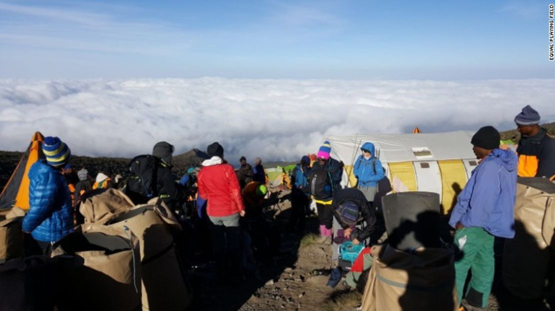 El grupo duerme sobre las nubes en el monte Kilimanjaro.