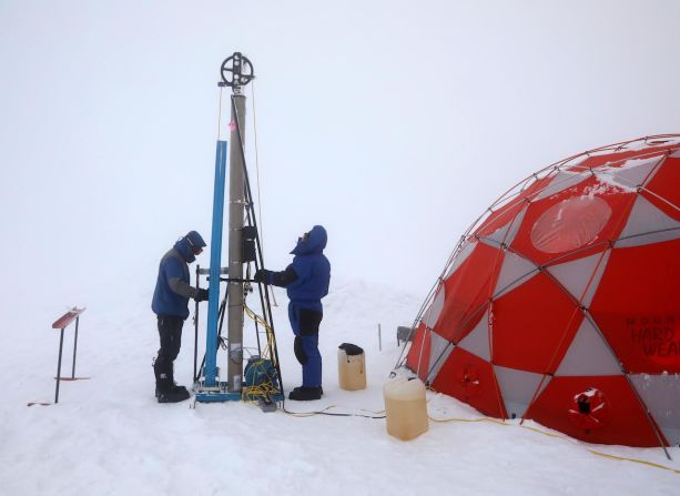 Los expedicionarios tuvieron que trasladar dos toneladas de equipo técnico a pie, desde el campamento base hasta la cima de la montaña, ubicada a más de 6.300 metros de altura.