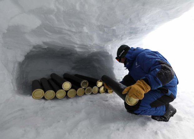 Los expedicionarios lograron extraer dos muestras: una de 137 metros y otra de 134 metros. Uno de ellos será analizado por y el otro hará parte de la primera biblioteca mundial de archivos glaciales en la Antártida.