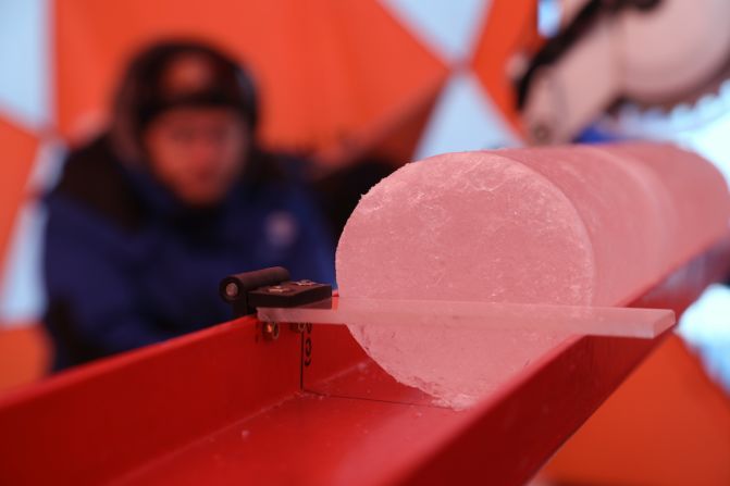 Patrick Ginot, responsable de la expedición del Institut du Recherche pour le Develompment de Francia, examinando la pieza de hielo boliviano extraído.