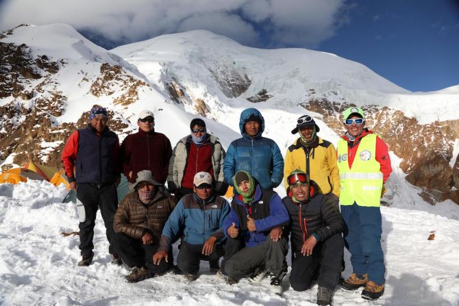 Diez de los participantes en la misión al Illimani, entre ellos representantes de Francia, Rusia, Brasil y Bolivia.