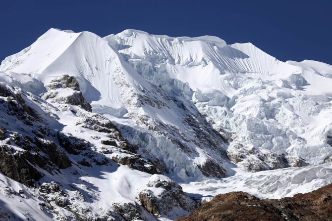 El Instituto de Geociencias del Medio Ambiente de Grennoble y la UNESCO realizaron una expedición al monte Illimani en Bolivia para extraer muestras de hielo para una biblioteca de glaciares amenazados por el cambio climático.