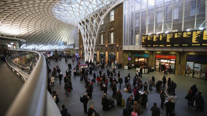 Pipe dice que una de sus preferidas es la icónica estación de King's Cross, en Londres, pero asegura que la travesía le ha permitido valorar la importancia de las estaciones más pequeñas, que conectan a mucha gente en una región.