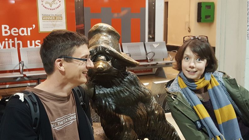 Marshall y Pipe también hicieron una parada en la icónica estación londinense de Paddington, homónima del oso Paddington de Michael Bond.