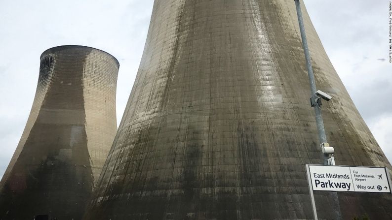 Otras estaciones de tren son fotogénicas pero de una manera distinta. Como esta, la estación 'East Midlands Parkway', ubicada al lado de una central eléctrica de carbón llamada Ratcliffe-On-Soar.