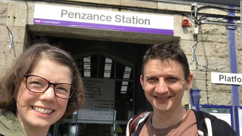 La pareja comenzó su travesía en la estación Penzance, en el condado de Cornwall, y luego comenzó a dirigirse hacia el norte, a Escocia.