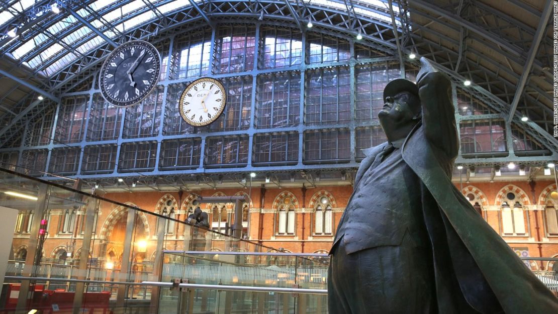 Las estaciones de tren británicas incluyen enormes terminales internacionales como la de St. Pancras, desde donde sale el Eurostar.